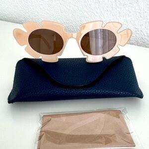 Loewe Sunglasses Flower Design LW40088U 57E, Authentic